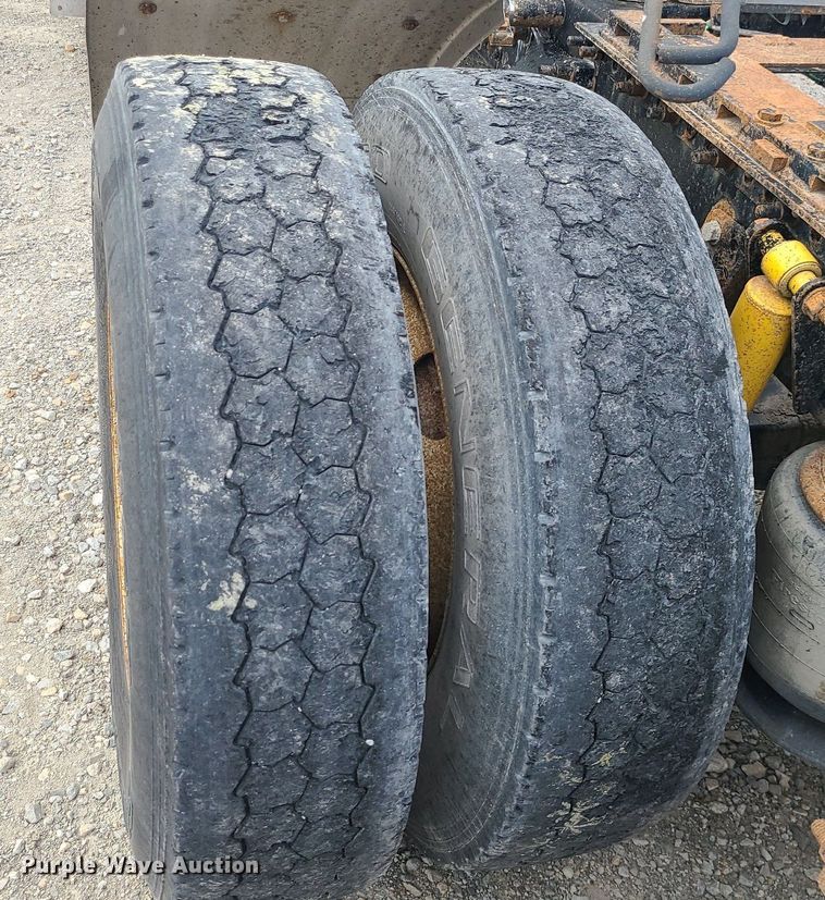 image for item MJ9388 1997 Freightliner  semi truck