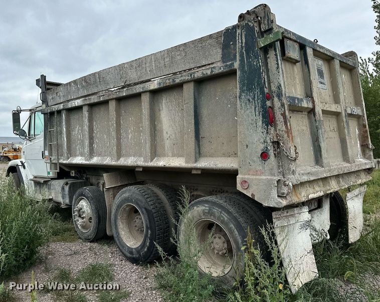 image for item MQ9410 2000 Freightliner FL80  dump truck