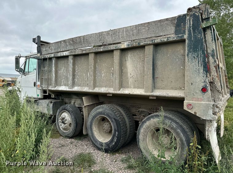 image for item MQ9410 2000 Freightliner FL80  dump truck