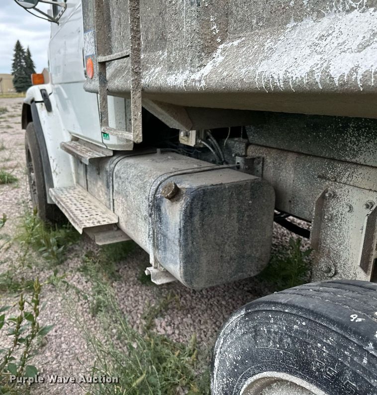 image for item MQ9410 2000 Freightliner FL80  dump truck