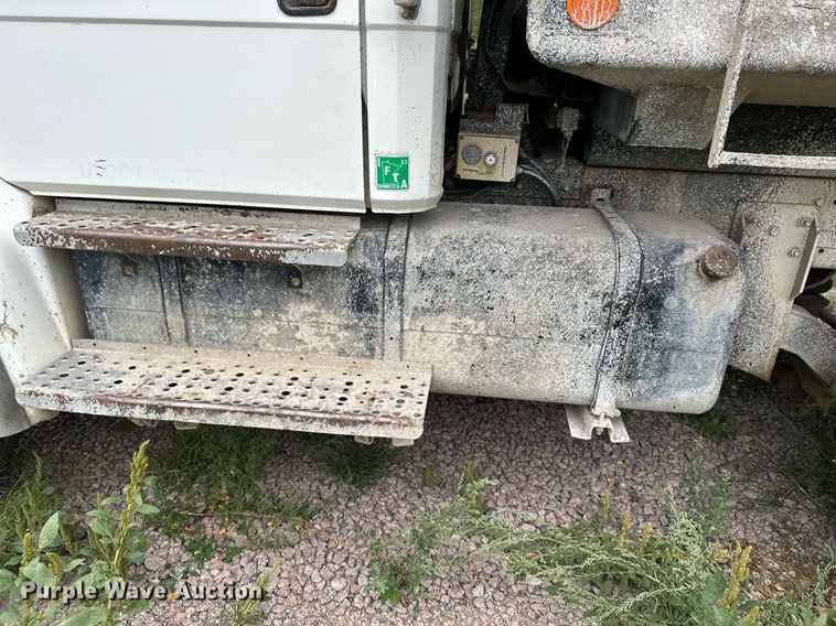 image for item MQ9410 2000 Freightliner FL80  dump truck