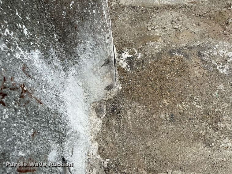 image for item MQ9410 2000 Freightliner FL80  dump truck