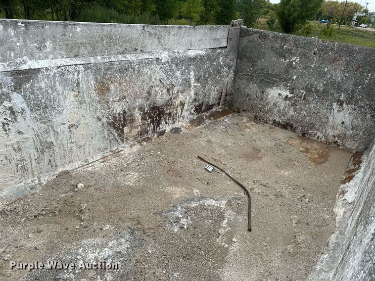 image for item MQ9410 2000 Freightliner FL80  dump truck