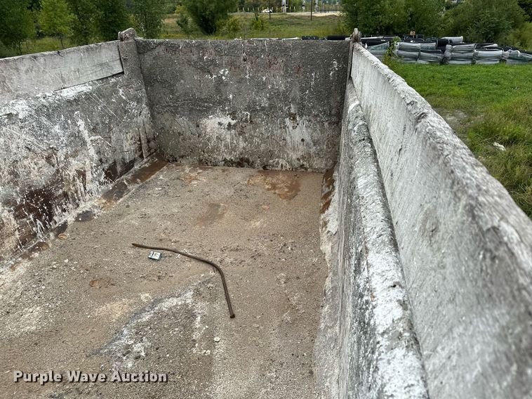 image for item MQ9410 2000 Freightliner FL80  dump truck