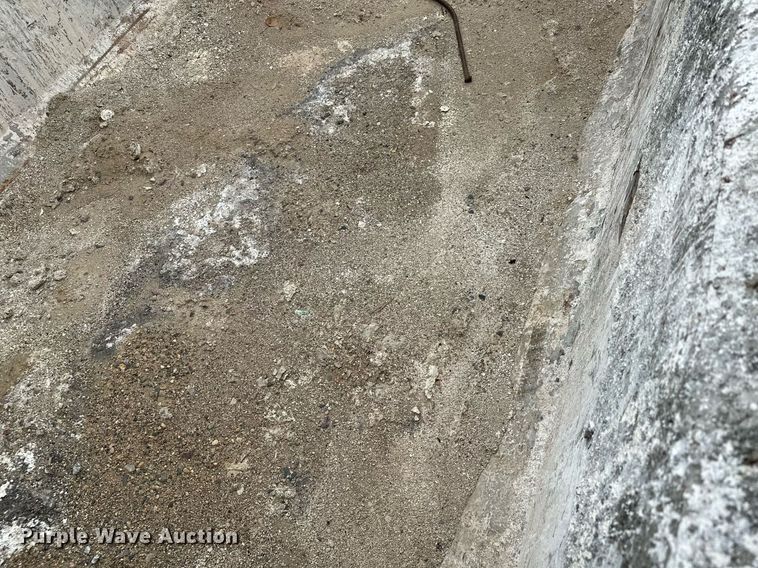 image for item MQ9410 2000 Freightliner FL80  dump truck