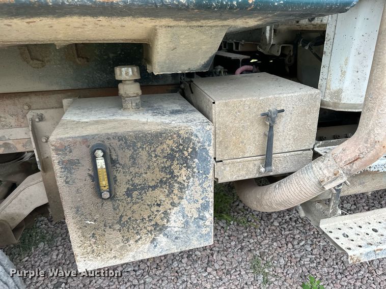 image for item MQ9410 2000 Freightliner FL80  dump truck