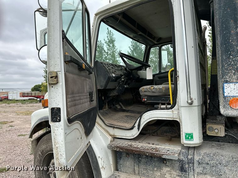 image for item MQ9410 2000 Freightliner FL80  dump truck
