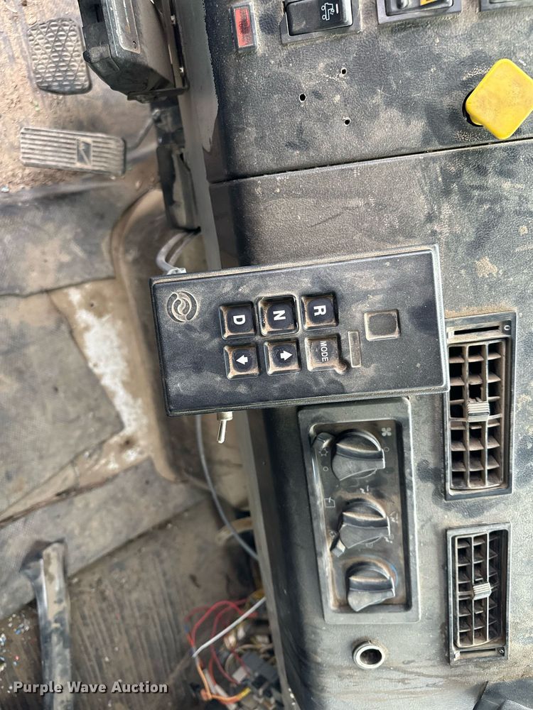 image for item MQ9410 2000 Freightliner FL80  dump truck