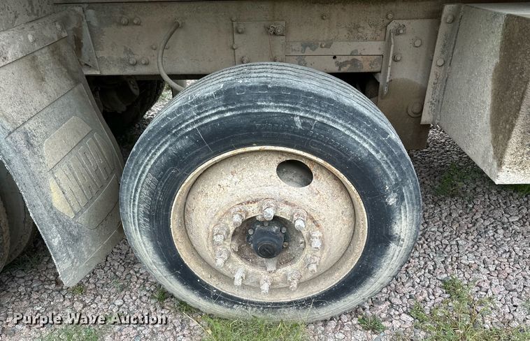 image for item MQ9410 2000 Freightliner FL80  dump truck