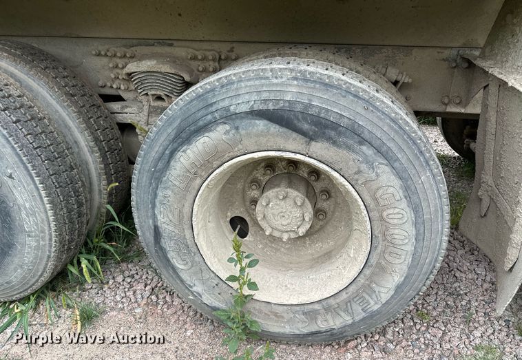 image for item MQ9410 2000 Freightliner FL80  dump truck