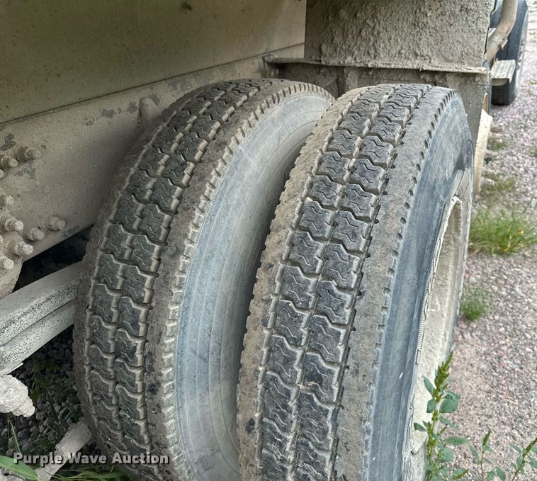 image for item MQ9410 2000 Freightliner FL80  dump truck