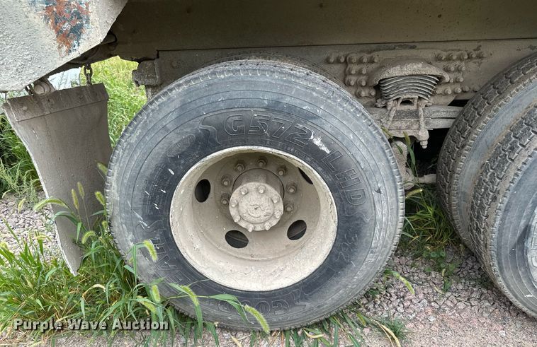 image for item MQ9410 2000 Freightliner FL80  dump truck