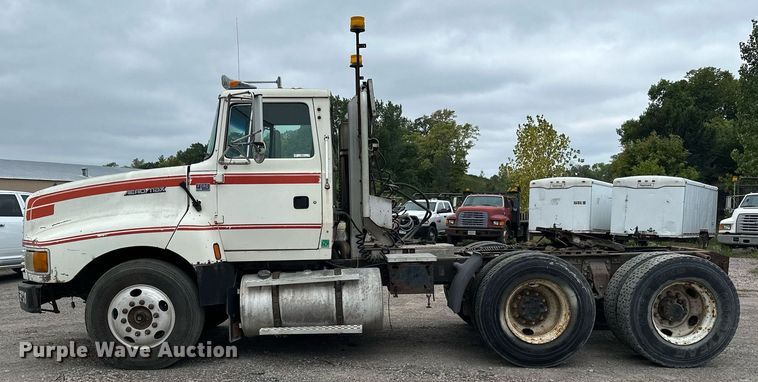 image for item MQ9417 1995  Ford LTL9000  semi truck