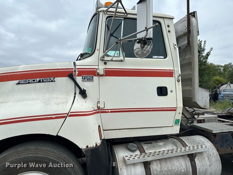 image for item MQ9417 1995  Ford LTL9000  semi truck
