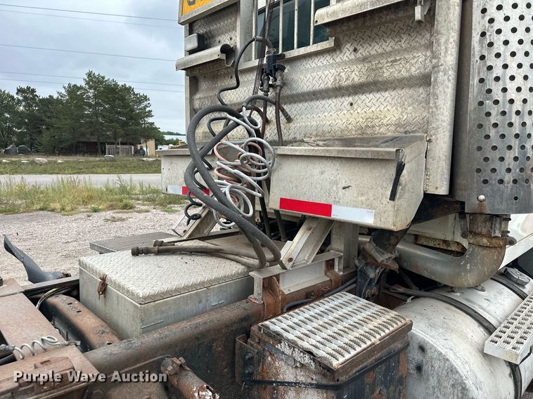 image for item MQ9417 1995  Ford LTL9000  semi truck