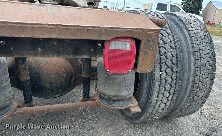 image for item MQ9417 1995  Ford LTL9000  semi truck