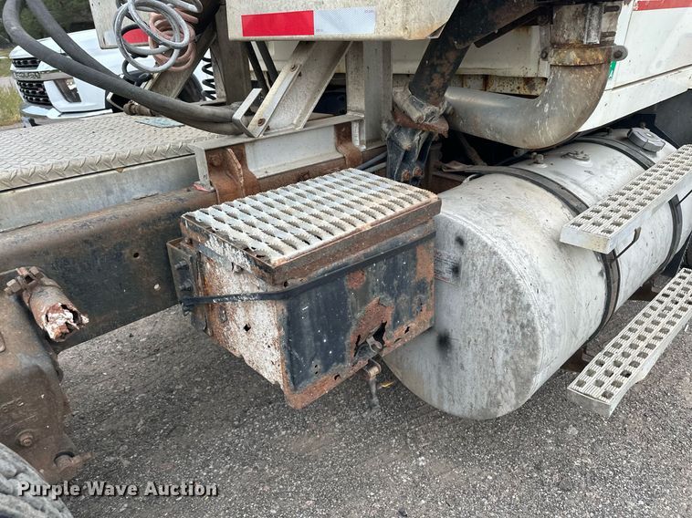 image for item MQ9417 1995  Ford LTL9000  semi truck