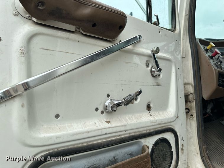 image for item MQ9417 1995  Ford LTL9000  semi truck