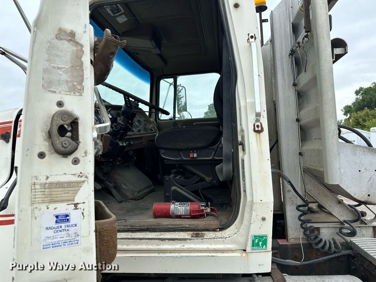 image for item MQ9417 1995  Ford LTL9000  semi truck