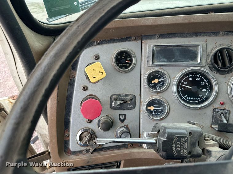 image for item MQ9417 1995  Ford LTL9000  semi truck