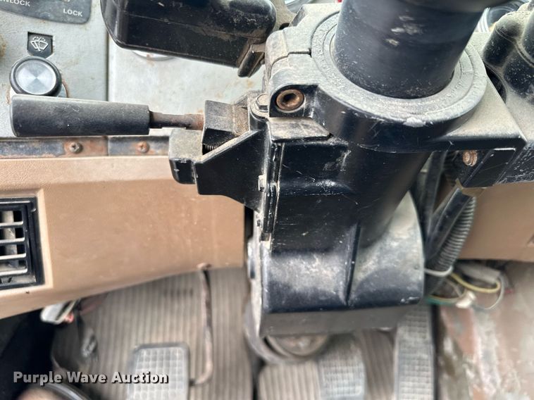 image for item MQ9417 1995  Ford LTL9000  semi truck