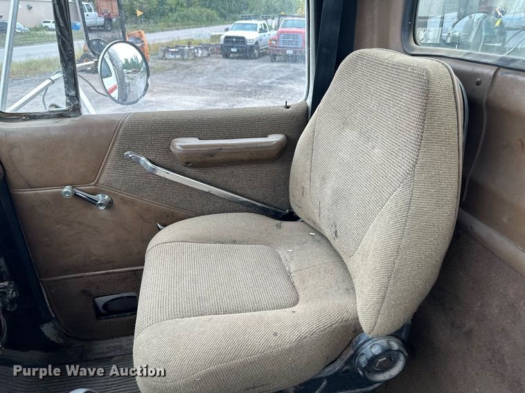 image for item MQ9417 1995  Ford LTL9000  semi truck