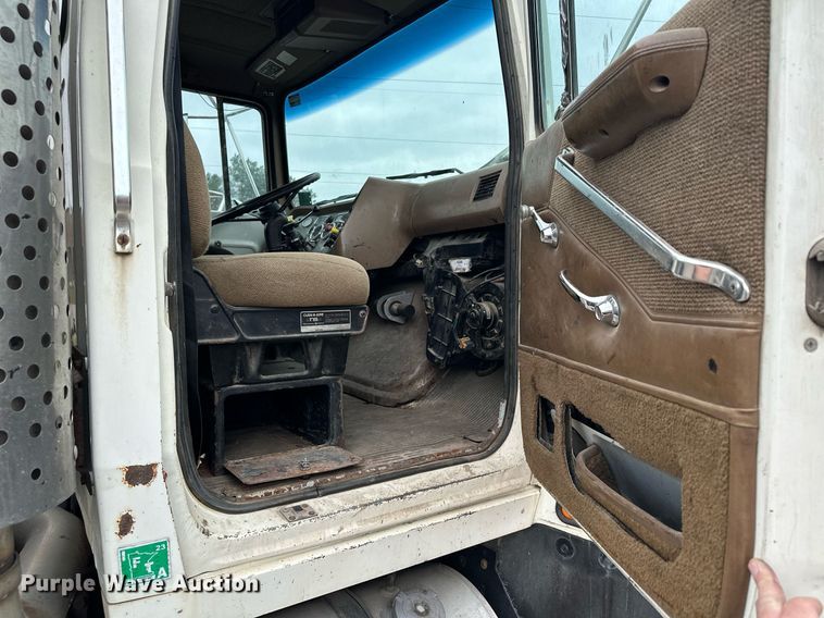 image for item MQ9417 1995  Ford LTL9000  semi truck