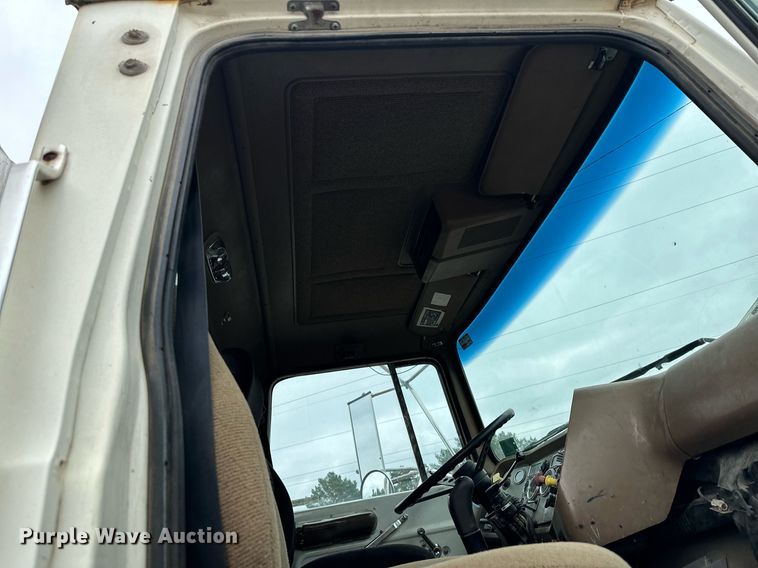 image for item MQ9417 1995  Ford LTL9000  semi truck