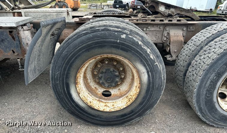 image for item MQ9417 1995  Ford LTL9000  semi truck