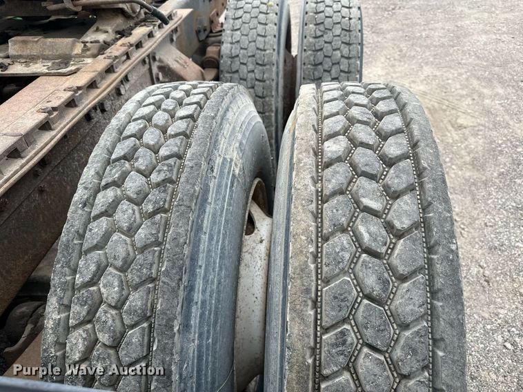 image for item MQ9417 1995  Ford LTL9000  semi truck