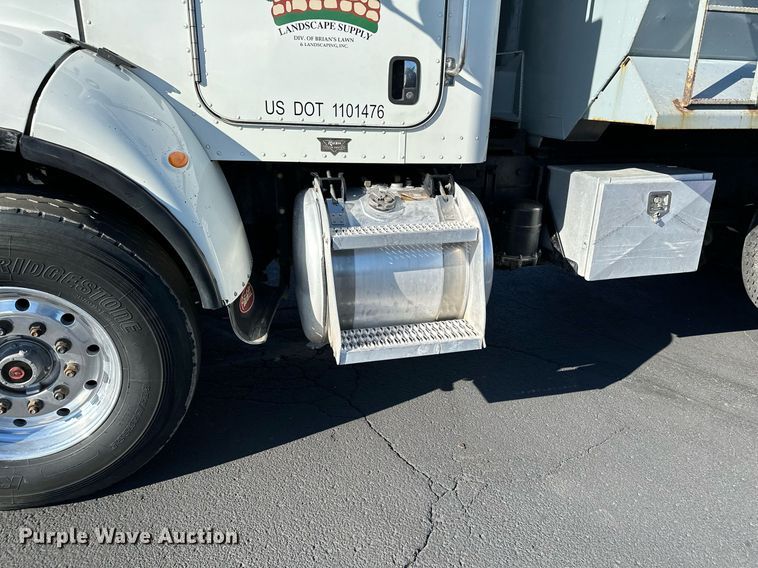 image for item MQ9435 2006 Peterbilt 335  dump truck