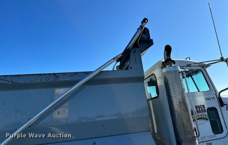 image for item MQ9435 2006 Peterbilt 335  dump truck