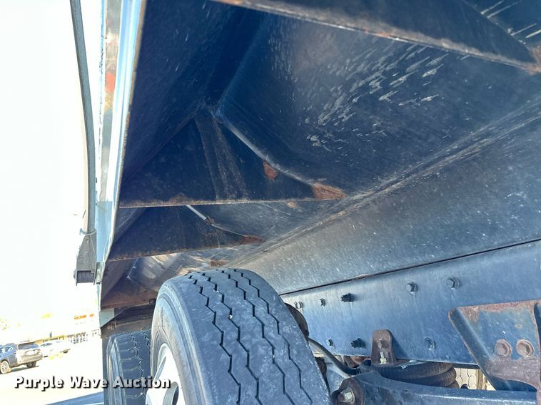 image for item MQ9435 2006 Peterbilt 335  dump truck