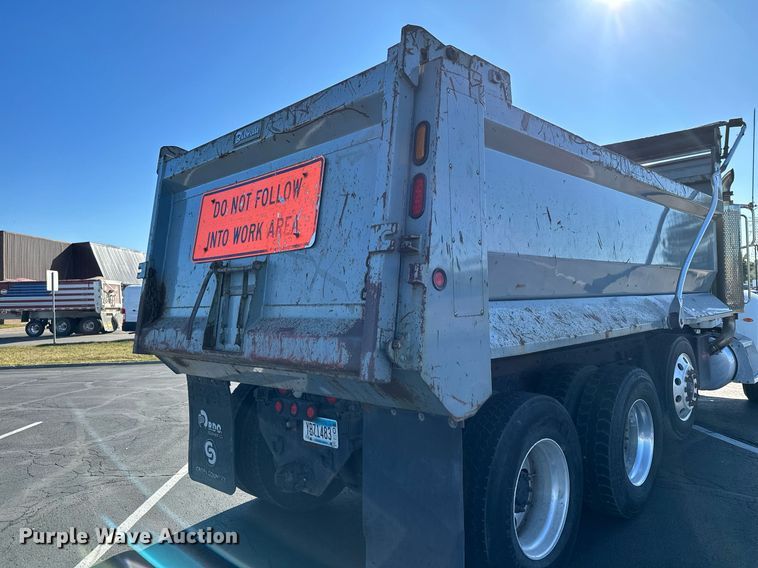 image for item MQ9435 2006 Peterbilt 335  dump truck