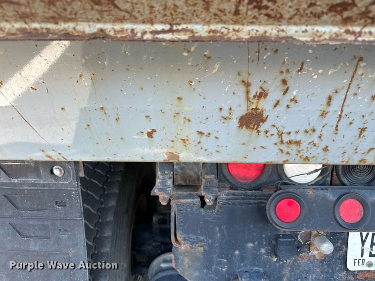 image for item MQ9435 2006 Peterbilt 335  dump truck