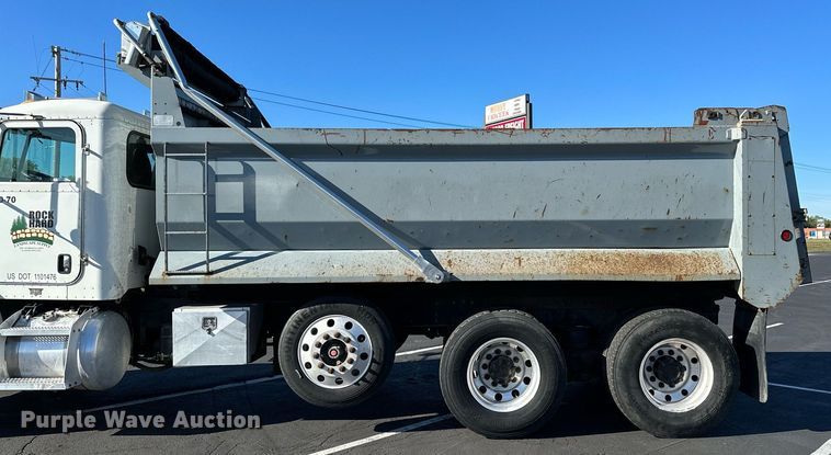 image for item MQ9435 2006 Peterbilt 335  dump truck