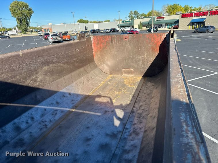 image for item MQ9435 2006 Peterbilt 335  dump truck