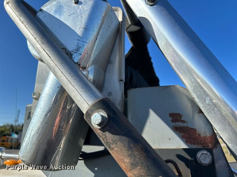 image for item MQ9435 2006 Peterbilt 335  dump truck