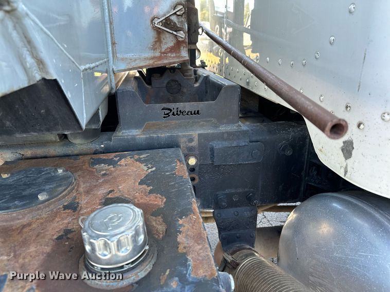 image for item MQ9435 2006 Peterbilt 335  dump truck