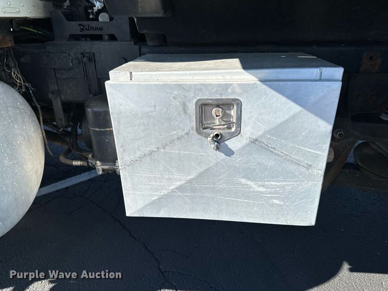 image for item MQ9435 2006 Peterbilt 335  dump truck