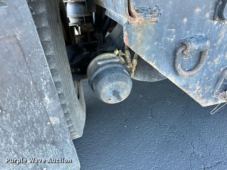 image for item MQ9435 2006 Peterbilt 335  dump truck