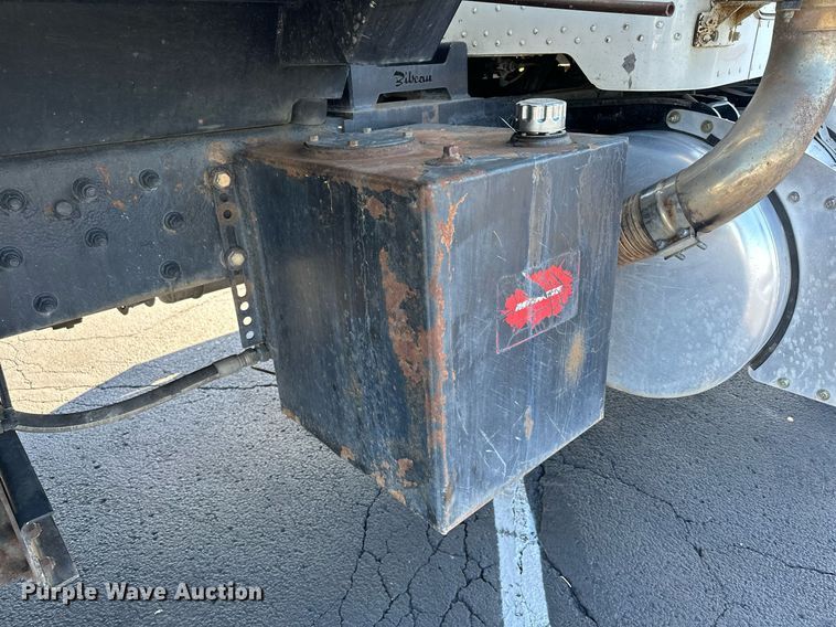 image for item MQ9435 2006 Peterbilt 335  dump truck