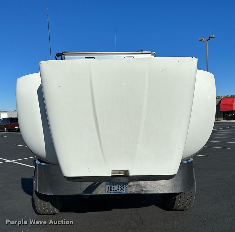 image for item MQ9435 2006 Peterbilt 335  dump truck