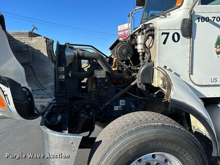 image for item MQ9435 2006 Peterbilt 335  dump truck