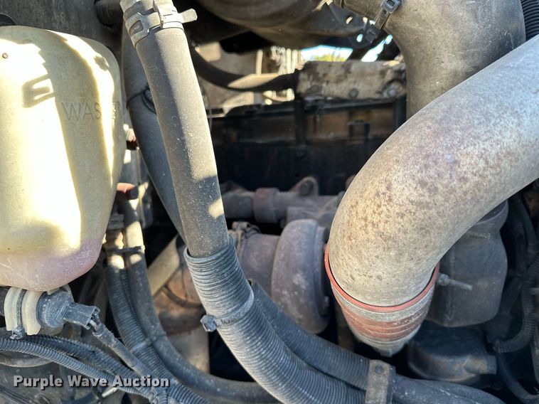 image for item MQ9435 2006 Peterbilt 335  dump truck