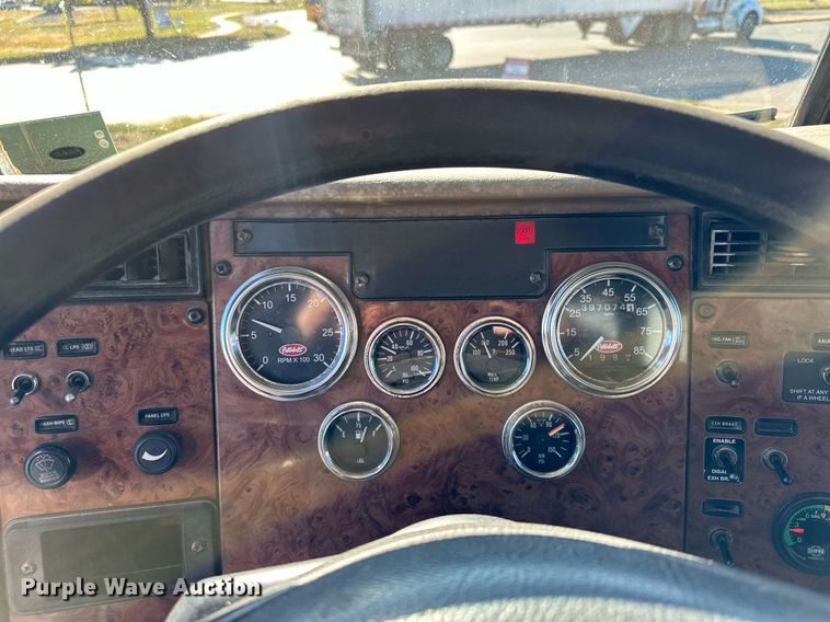 image for item MQ9435 2006 Peterbilt 335  dump truck