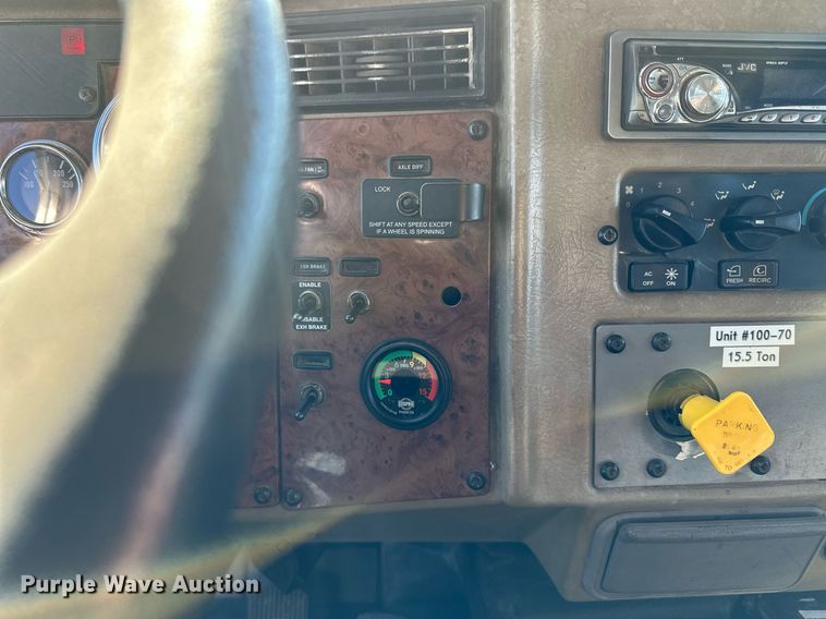 image for item MQ9435 2006 Peterbilt 335  dump truck