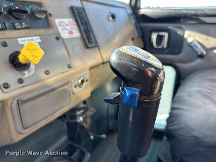 image for item MQ9435 2006 Peterbilt 335  dump truck