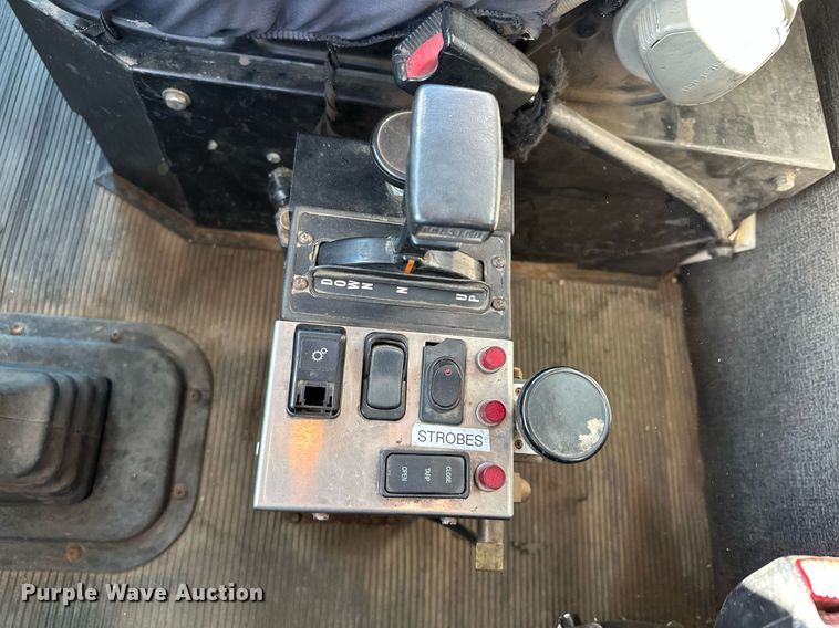 image for item MQ9435 2006 Peterbilt 335  dump truck