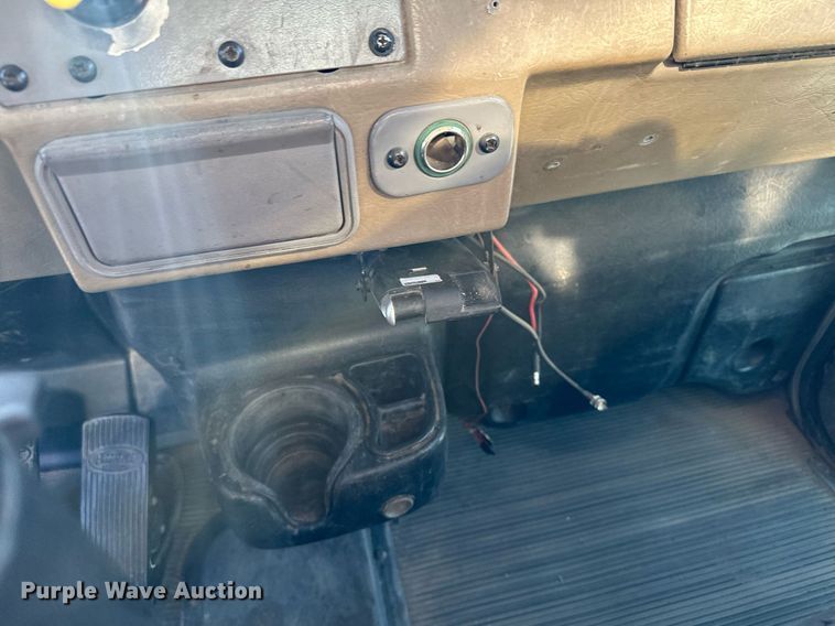 image for item MQ9435 2006 Peterbilt 335  dump truck